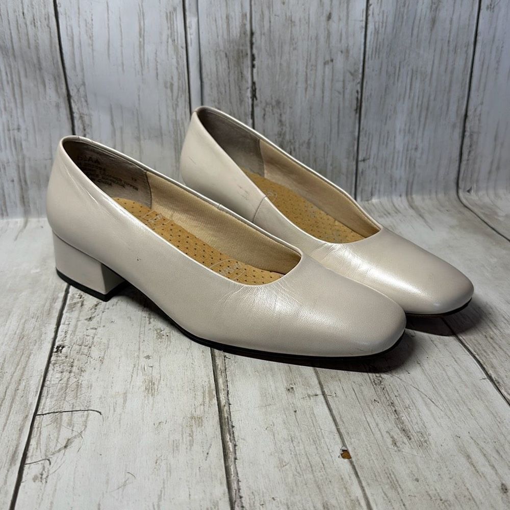 Nordstrom Women’s Beige Leather Comfort Construction Pumps Low Heels size 6.5AA